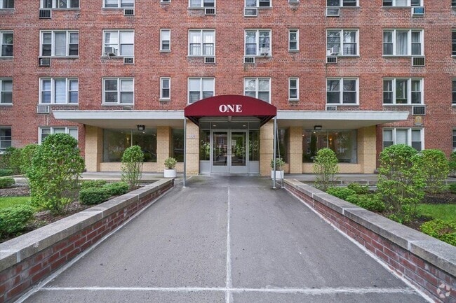 Building Photo - 1 Sadore Ln Unit 7O Rental