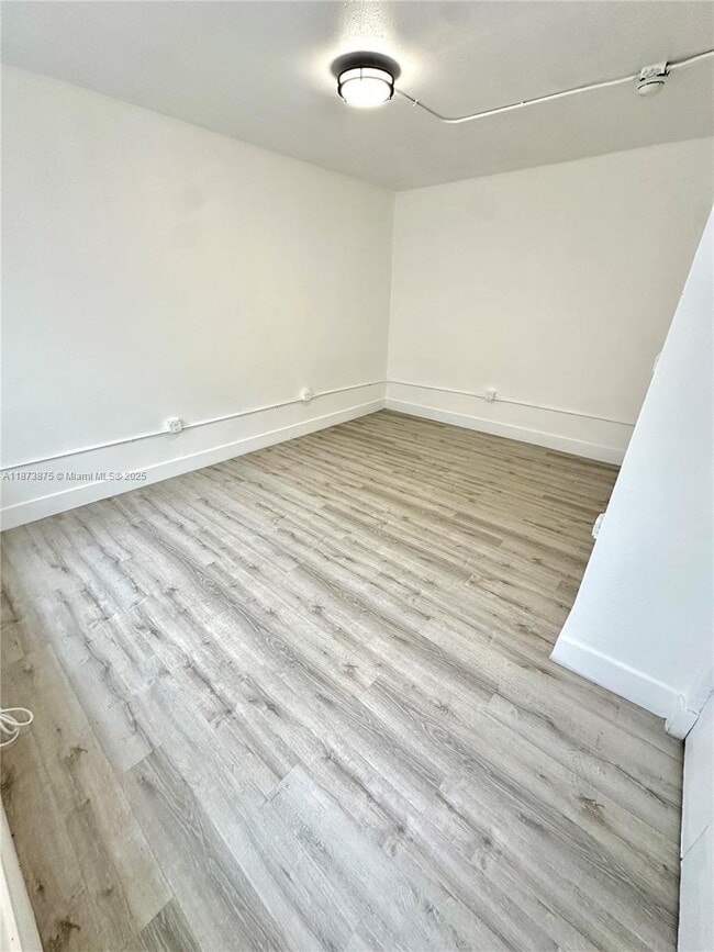 Building Photo - 967 SW 5th St Unit 11 Rental