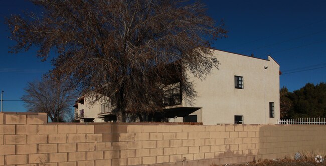102 E Lancaster Blvd