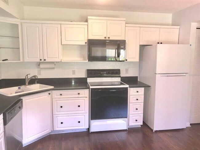 Photo - 112 Oakwood Village Cir