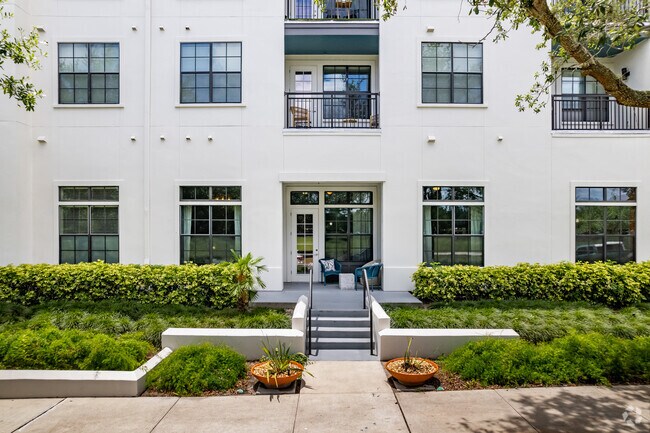 2 BR, 2 BA- 1,055-1,077SF