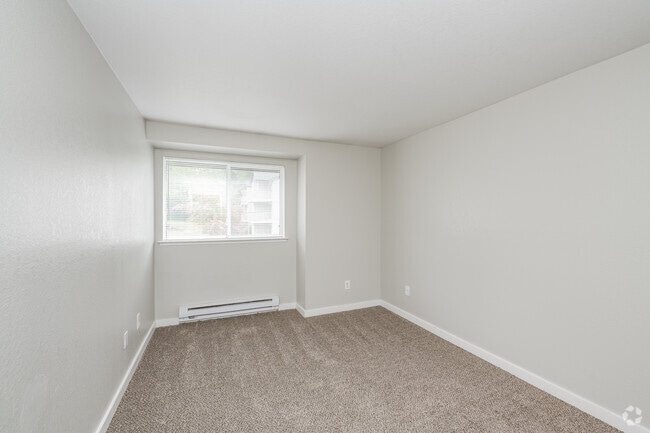 2BR, 2BA - 923SF - Bedroom