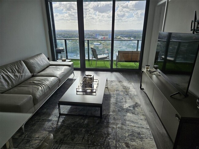 Photo - 121 NE 34th St Unidad 2511