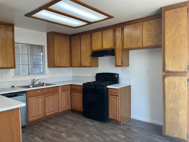 Photo - 4 Bedrooms 2 Bathroom home available in Victorville!!