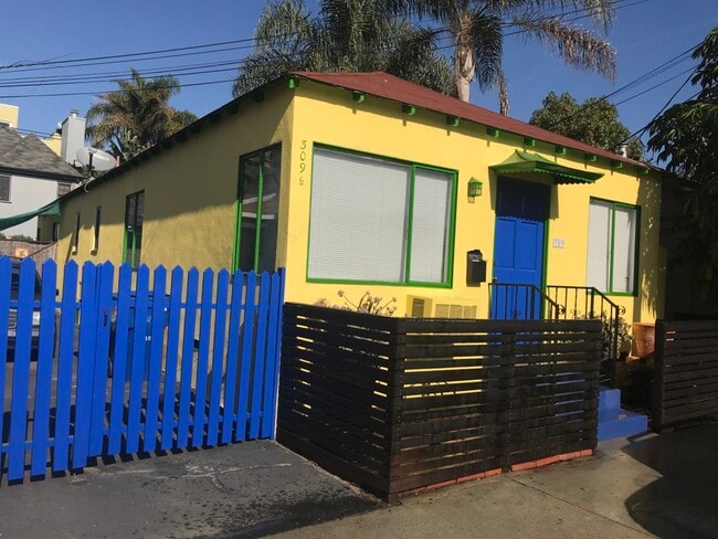 Entrada a través de puerta a apartamento privado en la parte trasera. - 309 N Venice Blvd Unidad REAR