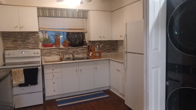 Photo - 33 Taunton Rd E