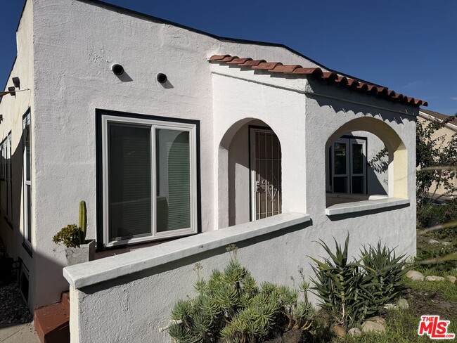 Building Photo - 2215 S Sycamore Ave