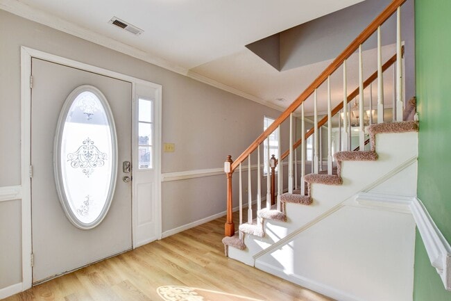 Photo - 214 Jouster Way