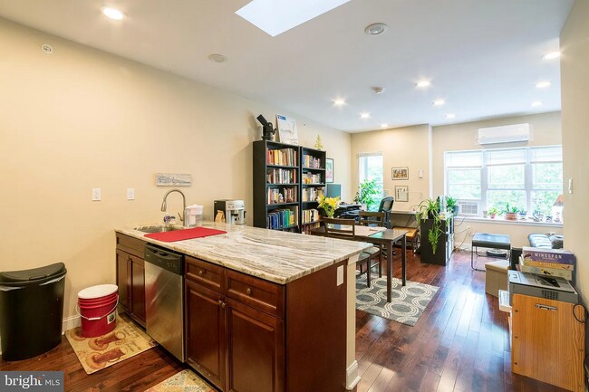 Photo - 4633 Walnut St