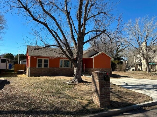Building Photo - 1603 Hillcrest Dr