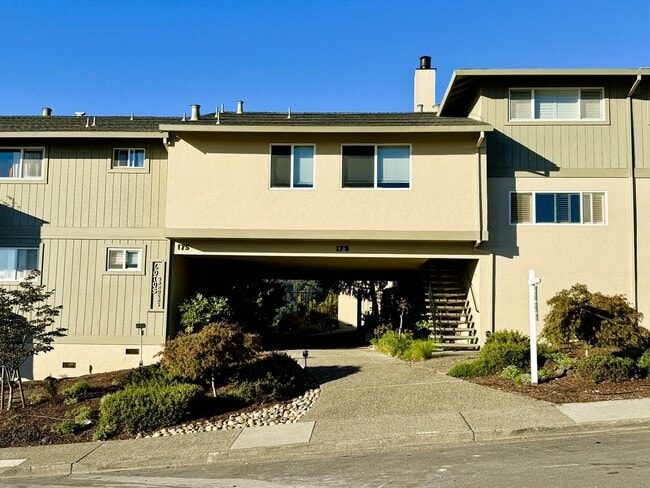Building Photo - 4 bed, 2.5 bath top floor corner Unit 26