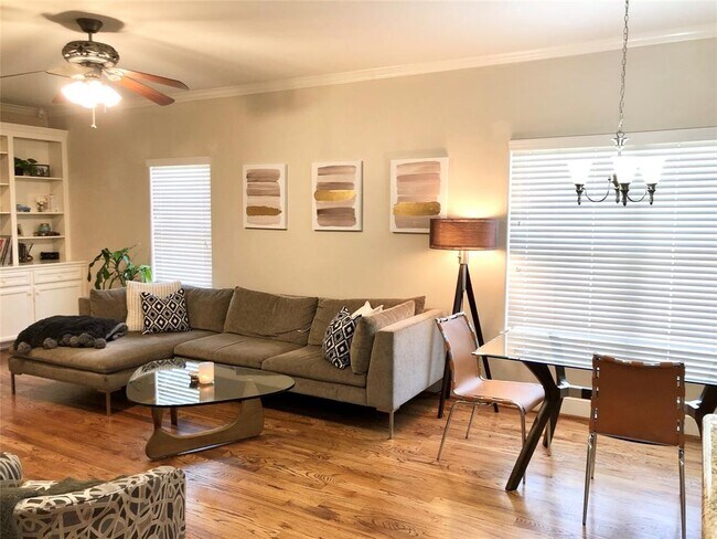 Photo - 319 W 10th St