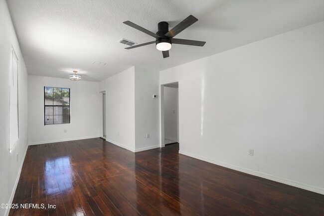 Photo - 5246 Sunderland Rd