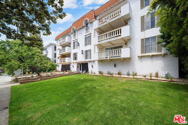 Building Photo - 605 San Vicente Blvd Unit 204 Rental