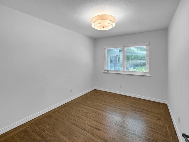 Photo - 1527 Queensbury Ave