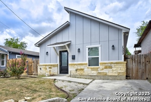 Photo - 1303 Lombrano St