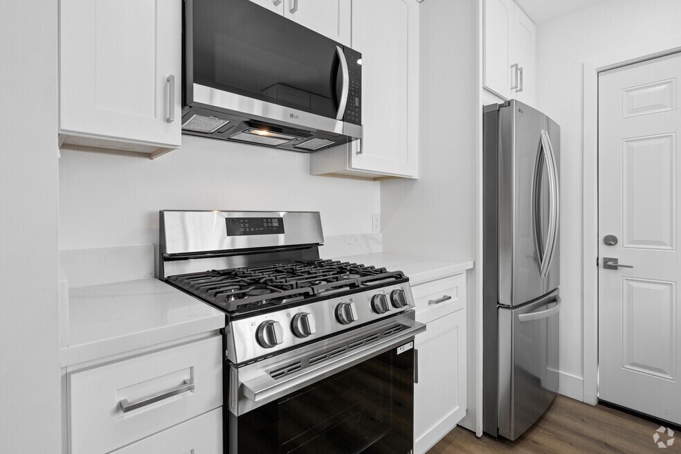 Studio, 1BA - 500SF - Kitchen