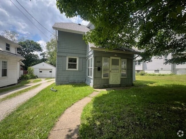 Building Photo - 228 Bowmanville St Rental