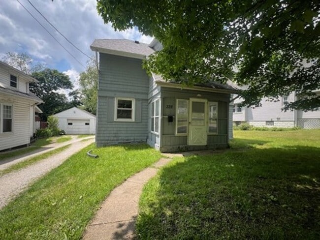 Photo - 228 Bowmanville St House