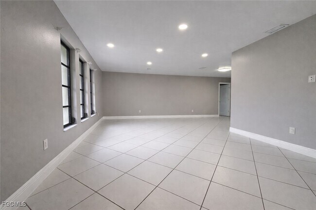 Photo - 245 SW 47th St