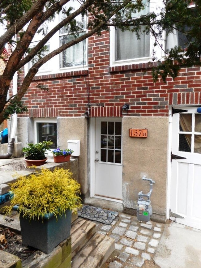 front door, 60 ft back from sidewalk - 157 Hamilton St Unit 157a