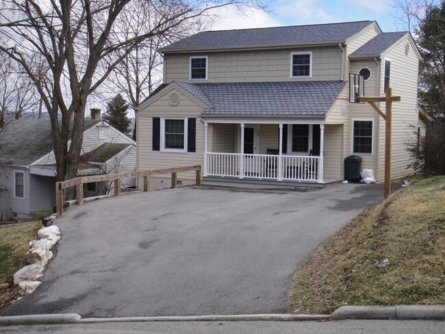 Radford, 4 BR / 3 BA, Available Aug 12th - Radford, 4 BR / 3 BA, Available Aug 12th Casa
