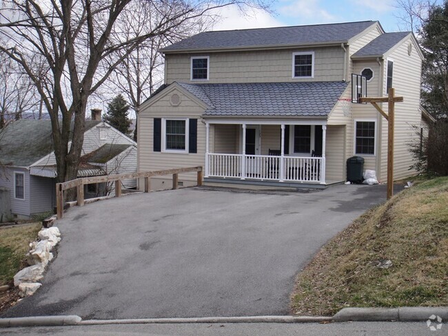 Building Photo - Radford, 4 BR / 3 BA, Available Aug 12th Rental