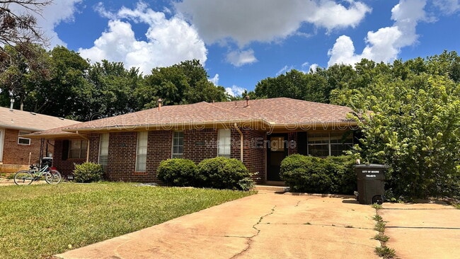 Photo - 915 Delmar Cir