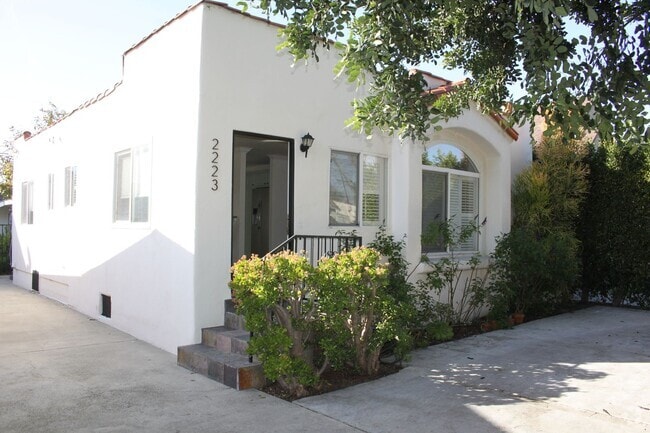 Building Photo - Bright West Adams Area Bungalow Style home