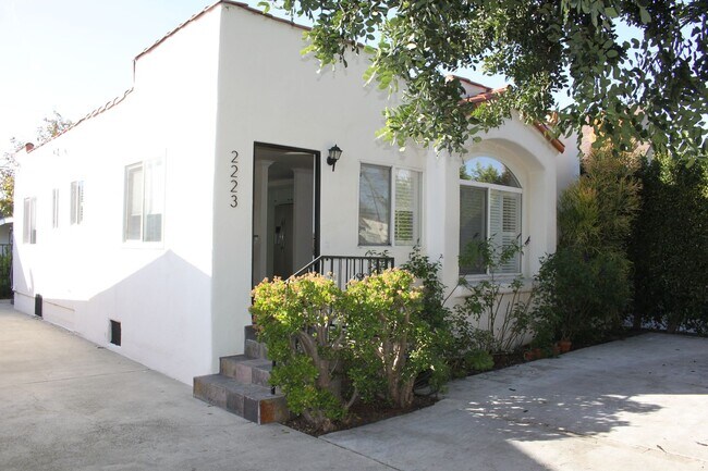 Bright West Adams Area Bungalow Style home - Bright West Adams Area Bungalow Style home