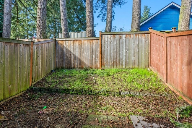 Building Photo - Beautiful 3 bedroom townhome