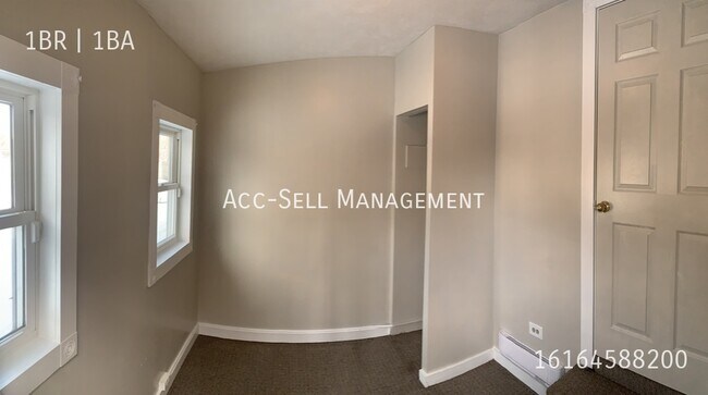 Photo - 825 Evergreen St SE Unidad West side