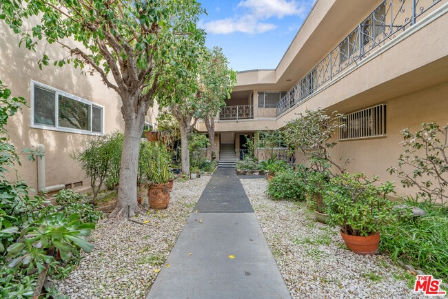 Photo - 2030 N Vermont Ave Unit 6