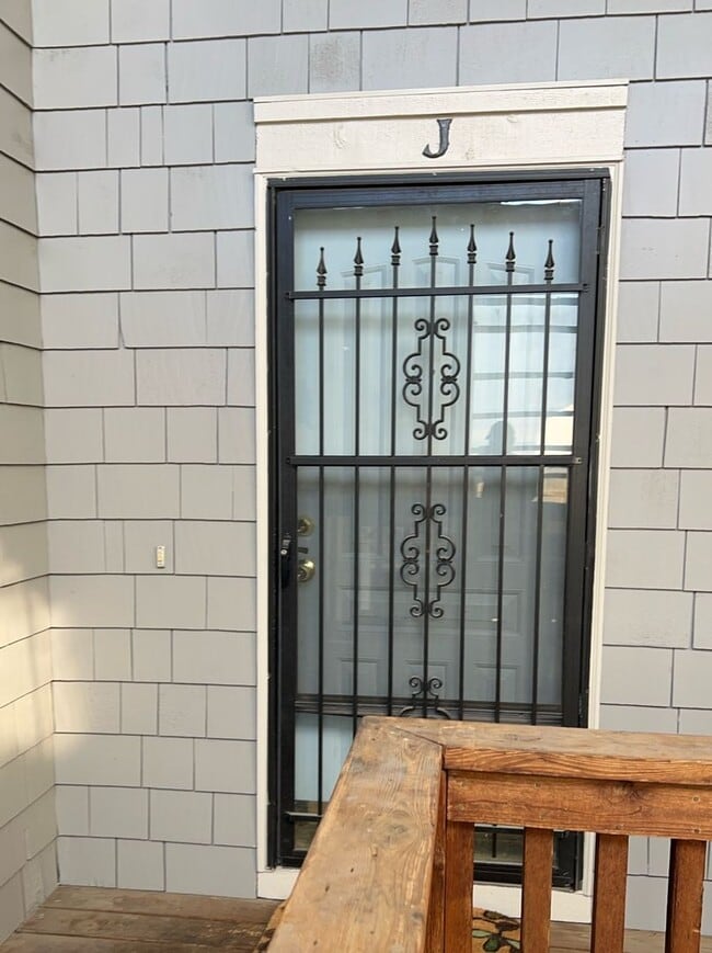 Building Photo - COMING SOON: Charming Shawnee Unit with Spacious Living & Modern Kitchen!