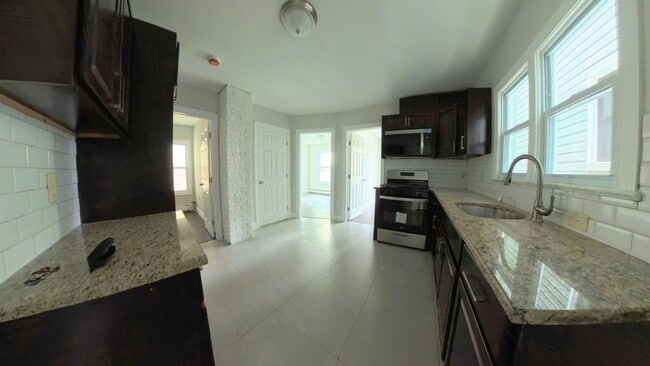 Building Photo - 144 Inslee Pl