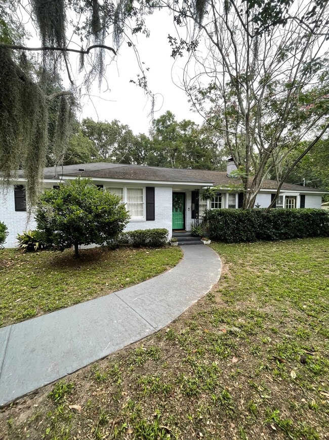 Building Photo - 24 Pine Dr