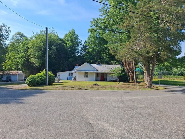 Building Photo - Unbelievable Updated Farmhouse in Lanexa!