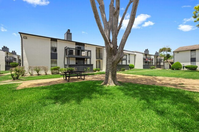 Building Photo - 10101 Forum Park Dr Unit 1006 Rental