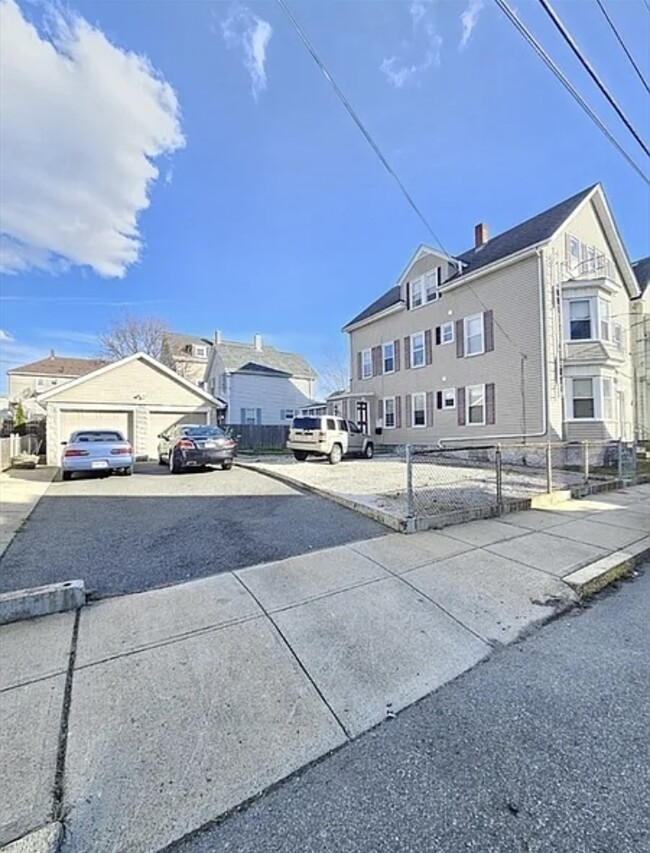 Driveway and side entrance - 81 Morton St Apartamentos Unidad 3rd floor