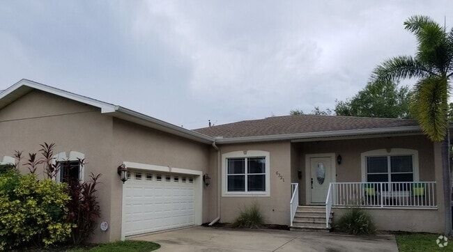 Building Photo - THREE BEDROOM NORTHEAST ST. PETERSBURG HOME