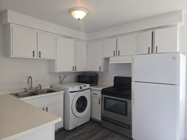 Building Photo - 2937 Stewart Ave Unit 2937 Stewart Ave #3