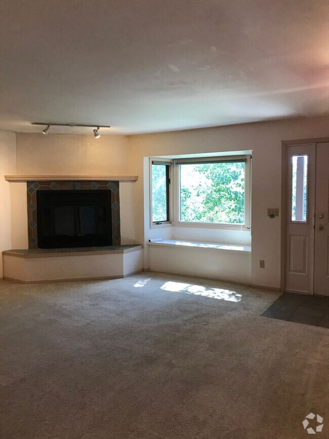 Building Photo - Charming 2-Bedroom Condo Near MSU – Pet Fr...