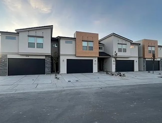 Building Photo - Beautiful, Modern 3 Bedroom Townhome!