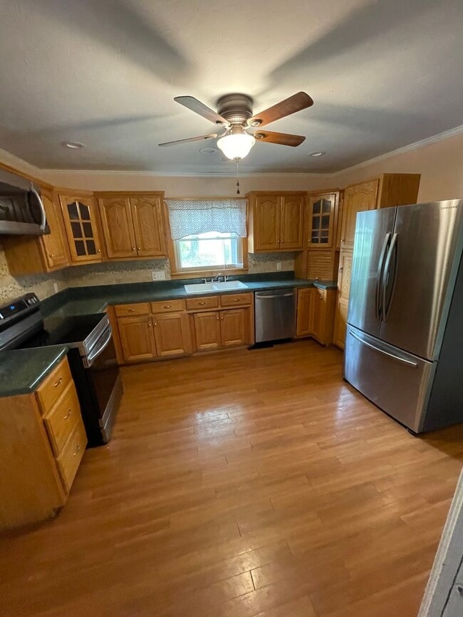 Photo - 3 Bed/2 Bath Home with 2 Car Garage