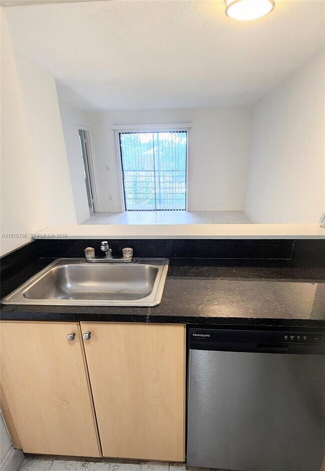 Photo - 902 NE 209th St Unit 203-40