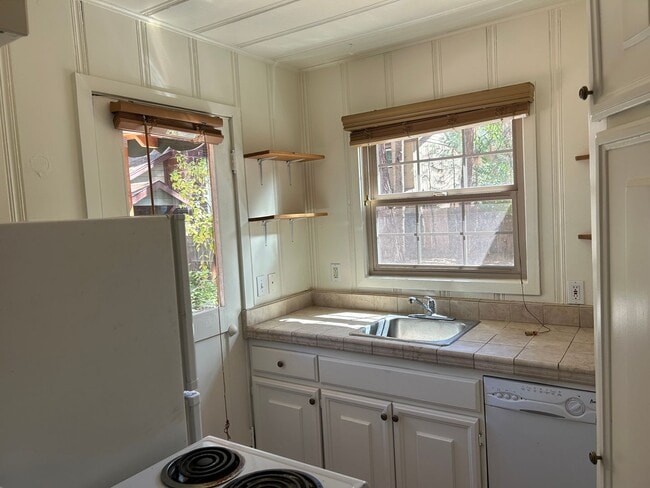 Photo - 3682 Alder Ave