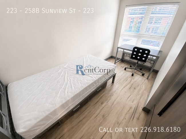 Photo - 258B-258B Sunview St