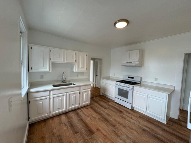 Building Photo - 96 Webster Ave Unit 3