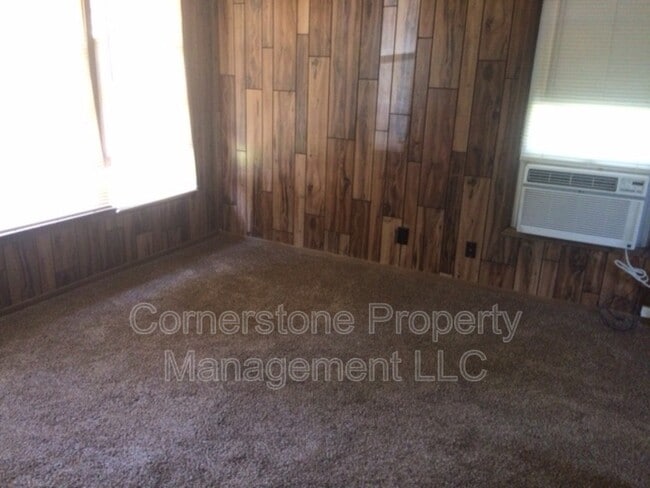 Photo - 627-629 E 8th St