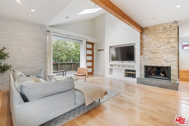 Photo - 678 Broadway St